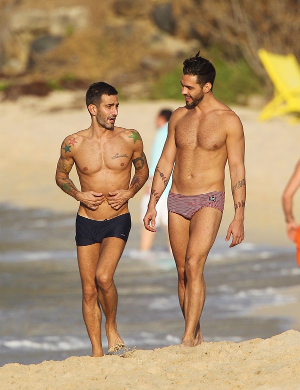 Marc Jacobs com o seu ex-namorado Lorenzo Martone de sunga na praia.